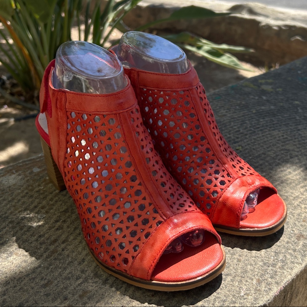 Size 39 (8.5 US) | CG Sport by Cayetano Giménez Coral Peep-Toe Sandals - Picture 8 of 10